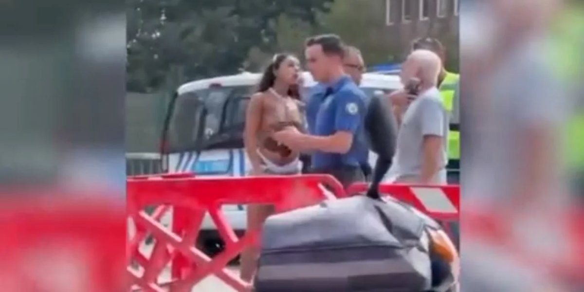 Kadıköy'de Bikini İle Sokağa Çıktı, Vatandaşlar Polis Çağırdı
